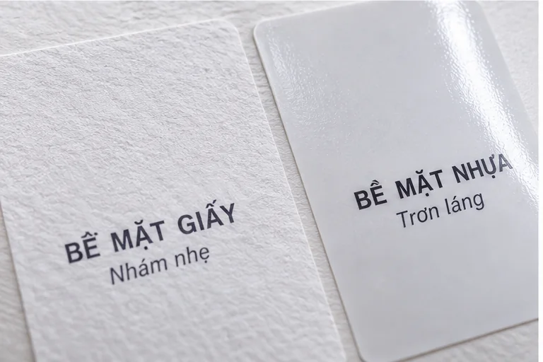 Decal Giấy Và Decal Nhựa: So Sánh & Cách Chọn 3 So sánh bề mặt decal giấy và decal nhựa