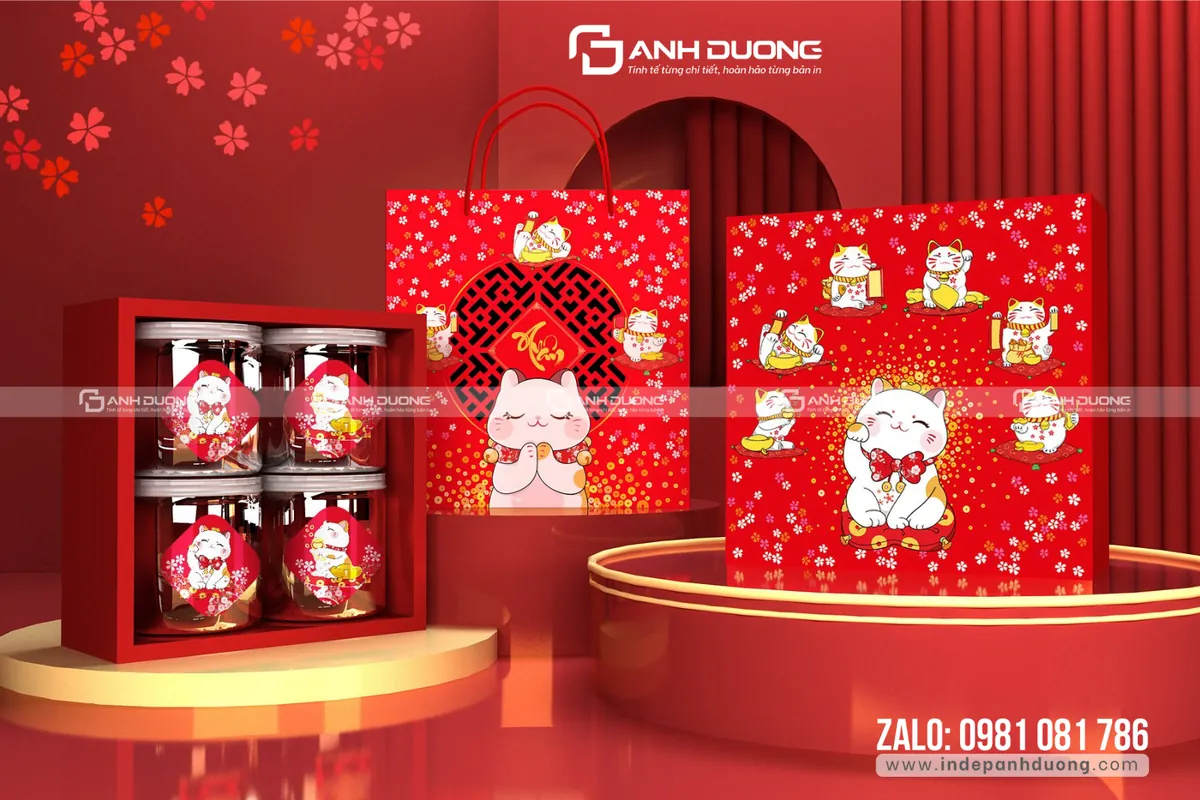 Dịch vụ in hộp quà đẹp bằng giấy. Bao bì hình mèo thần tài, hay còn gọi là "Maneki Neko" trong văn hóa Nhật Bản, mang đến nhiều ý nghĩa đặc biệt và may mắn. Mèo thần tài thường được coi là biểu tượng của sự thịnh vượng, tài lộc và may mắn.                                                                       Đối với các doanh nghiệp và thương hiệu, sử dụng bao bì hình mèo thần tài không chỉ giúp sản phẩm trở nên bắt mắt và thu hút mà còn gửi gắm thông điệp tích cực đến khách hàng.