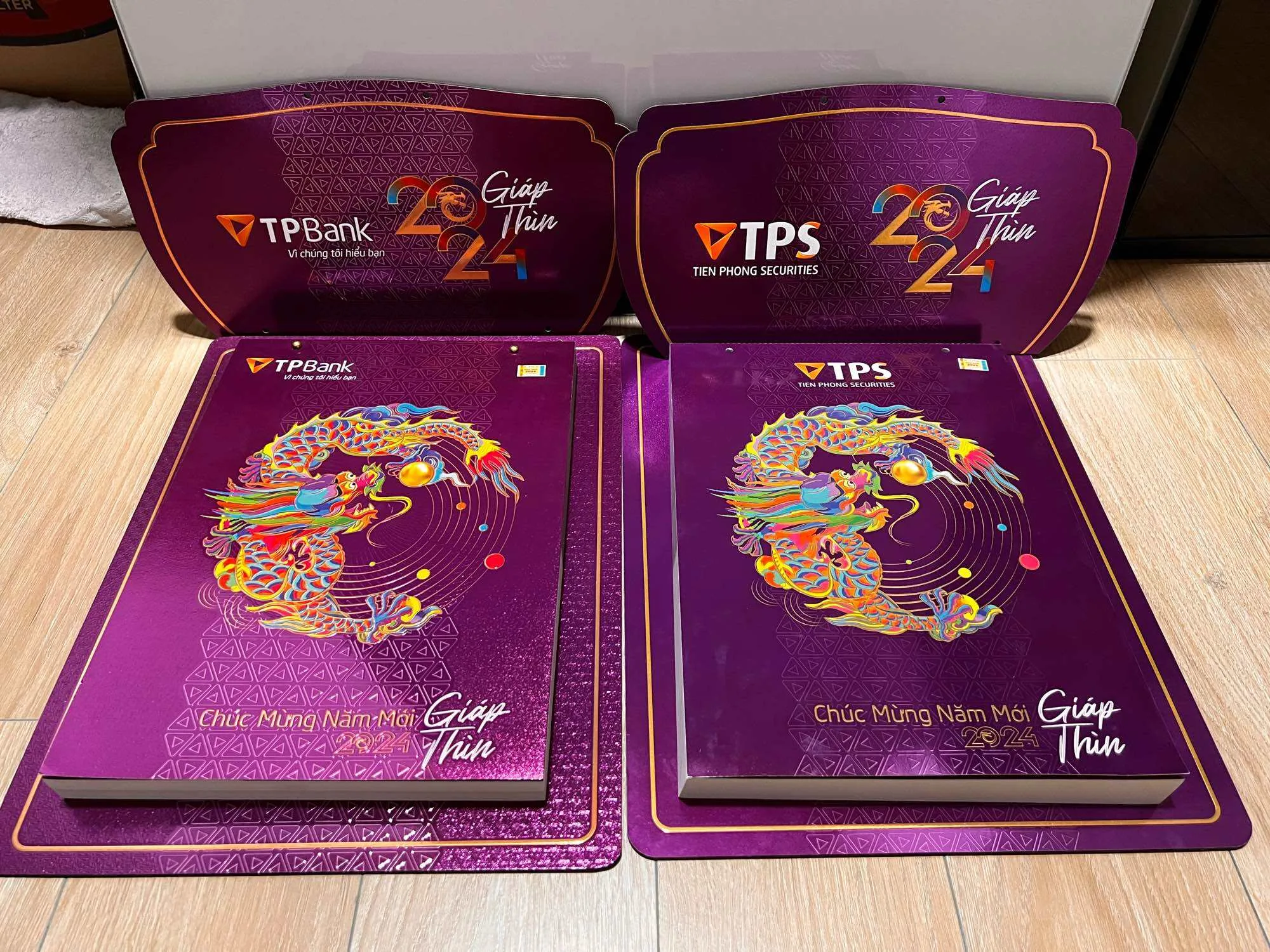 Tiêu Chí Đánh Giá Chất Lượng In Lịch Tết 2 Kiểm tra chất liệu giấy dùng để in lịch Tết