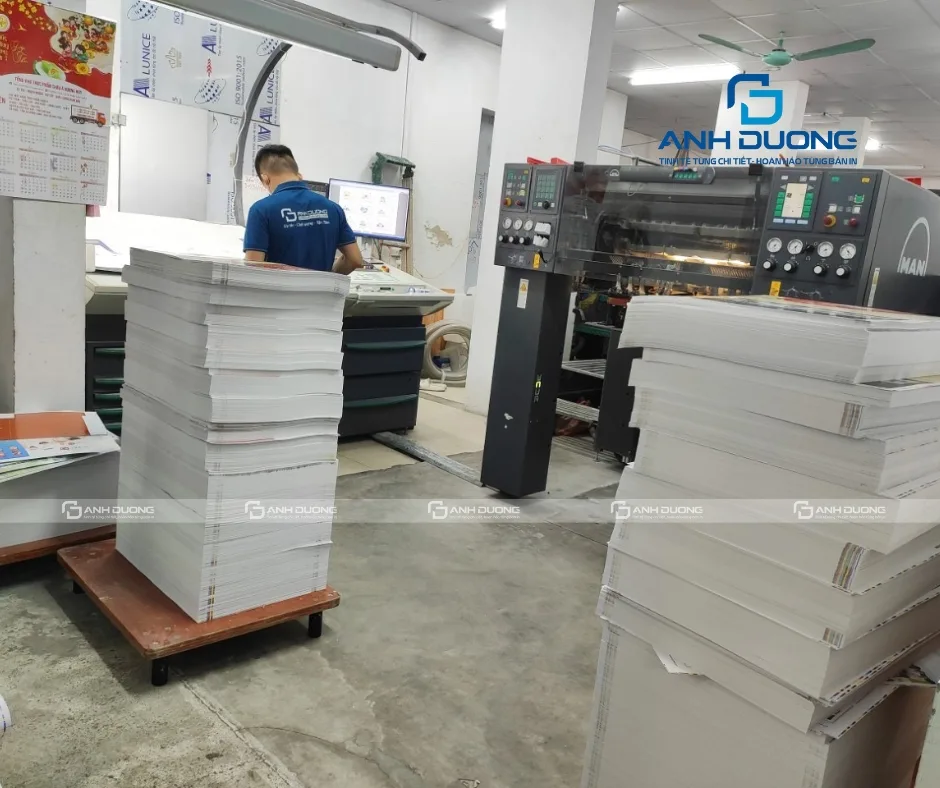 Hệ Thống Thiết Bị Xưởng In: Năng Lực & Cách Kiểm Soát 1 Máy in offset trong xưởng Ánh Dương