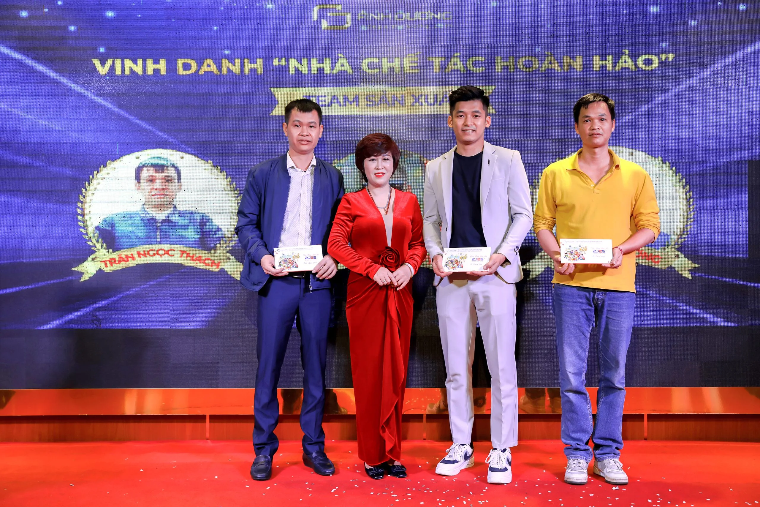 Đội ngũ sản xuất Ánh Dương tại buổi vinh danh