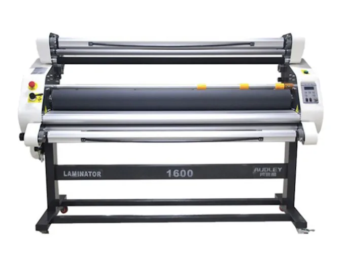 Máy cán màng tự động trong xưởng in
