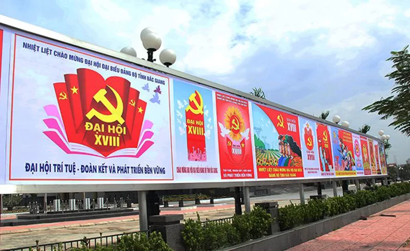 Poster dán kính cửa hàng bằng decal PP giúp tận dụng tối đa diện tích mặt tiền để quảng bá sản phẩm