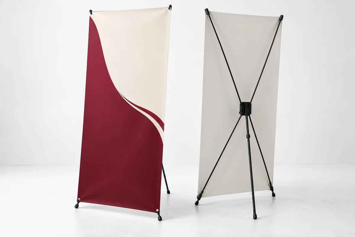 Standee chữ X – ảnh chụp sản phẩm minh họa